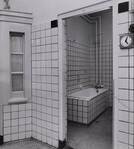 Rechteringang.
<br/>
Bron: Iamsterdam, 1985